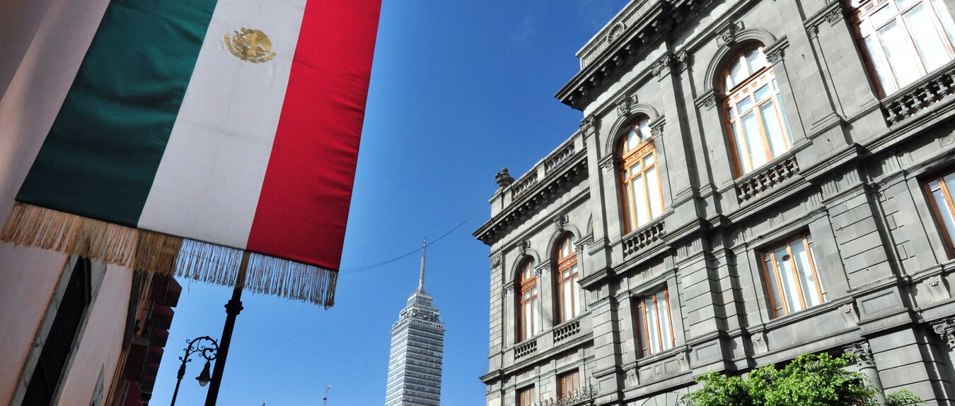 El edificio del Senado de la República de México, rascacielos Torre Latinoamericana en la Ciudad de México, bandera